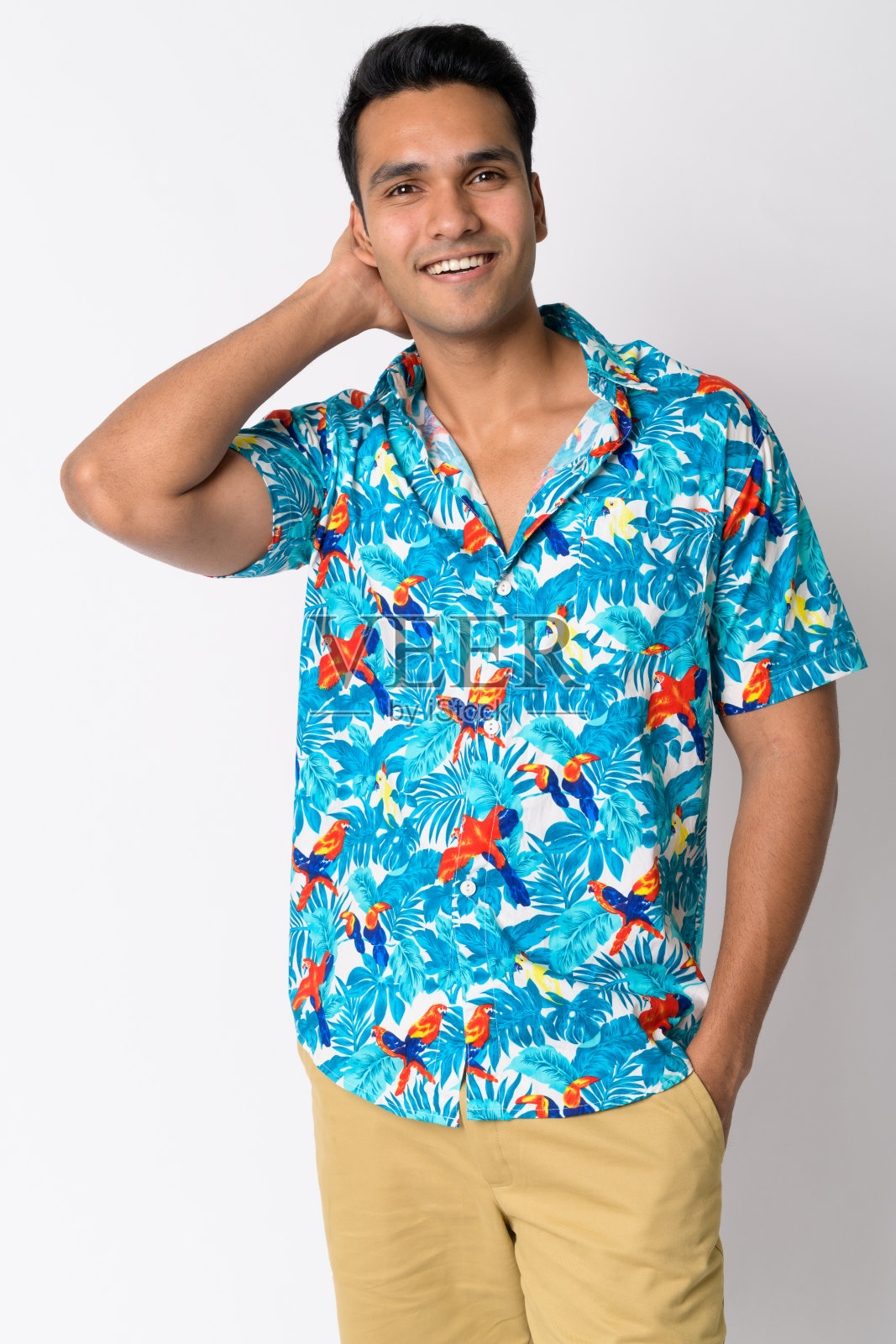 年轻快乐的印度游客抚摸头发的肖像照片摄影图片