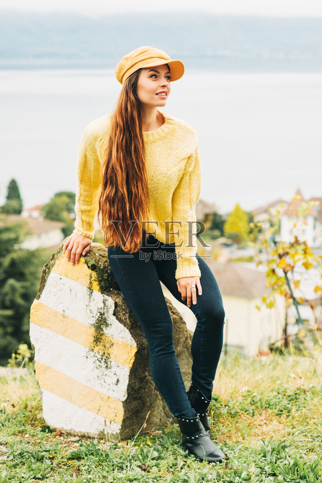 户外肖像美丽的年轻女子，穿着温暖的黄色针织套衫和帽子照片摄影图片