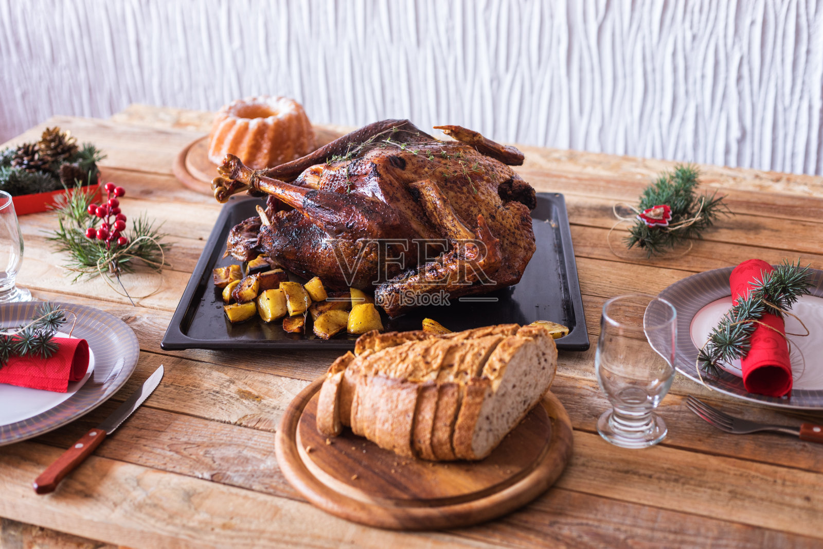 烤火鸡放在桌子上的托盘上照片摄影图片