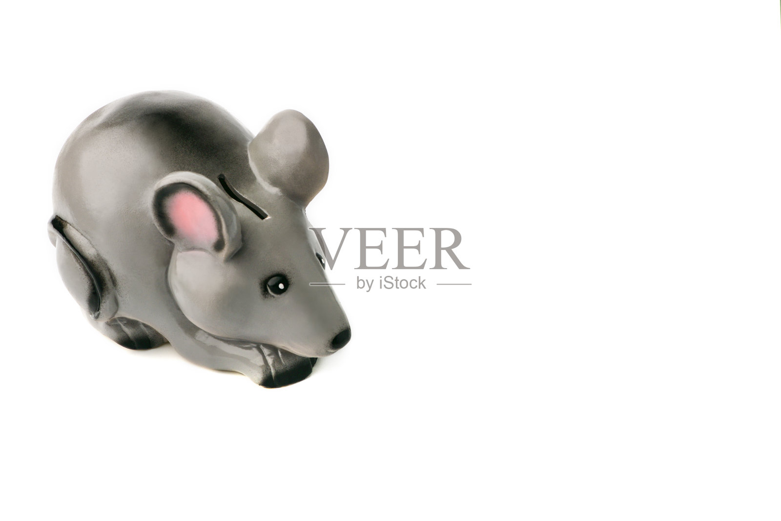 隔离。在小猪储蓄罐的形式，一只老鼠站在一个白色孤立的背景左边。在右边的签名下面有一个地方照片摄影图片