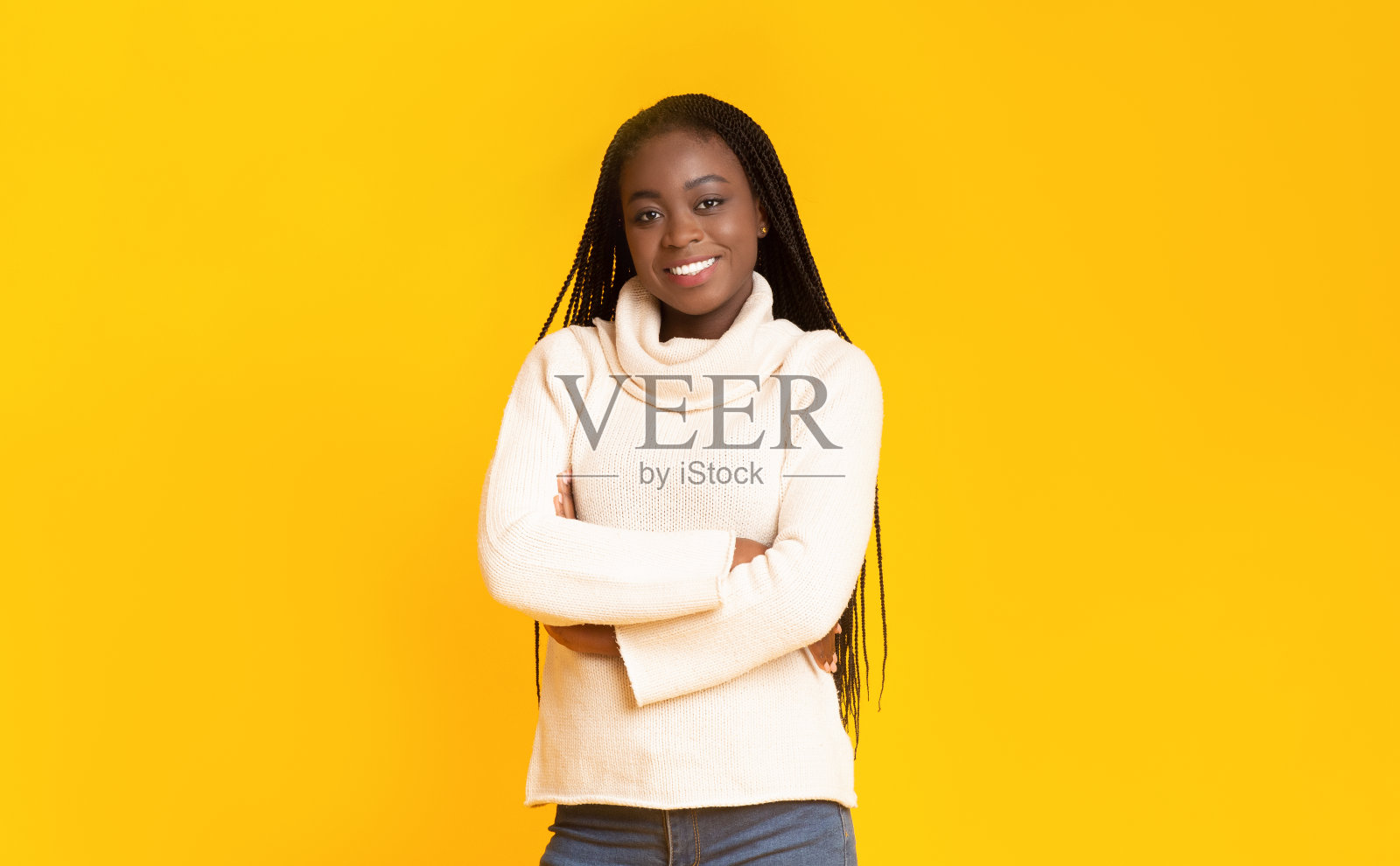 自信的非洲女人摆姿势在白色冬季毛衣照片摄影图片