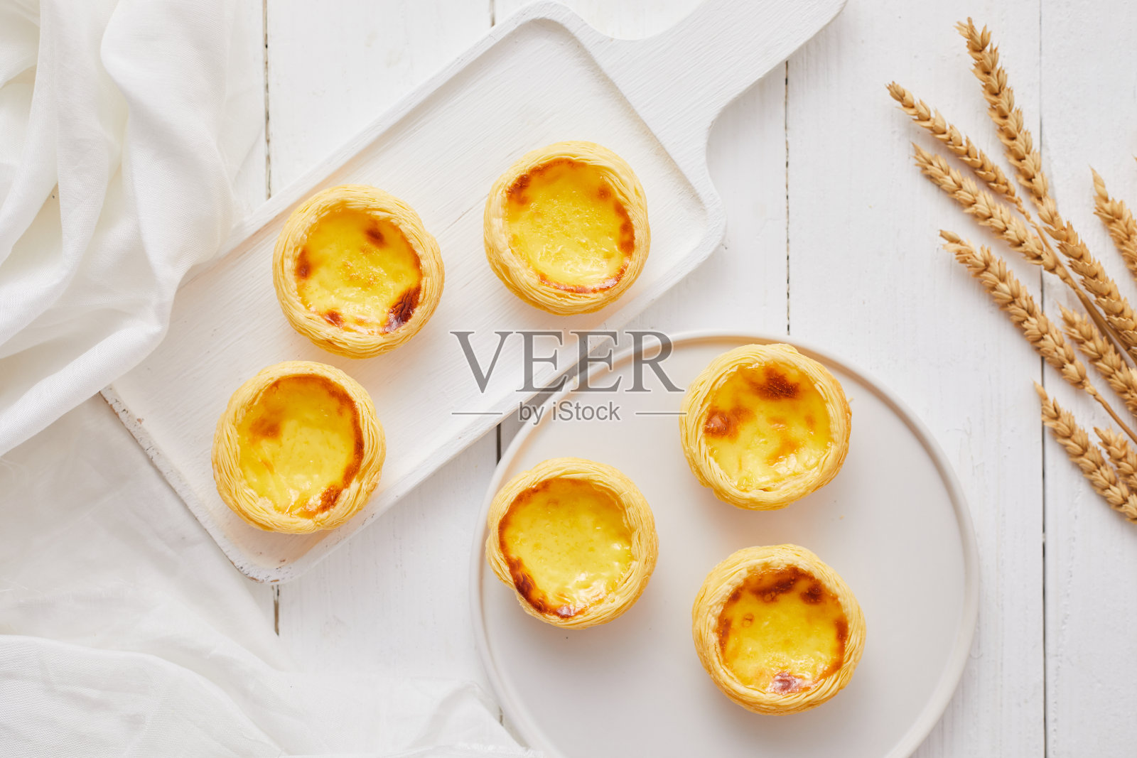 桌上有蛋挞甜点。照片摄影图片