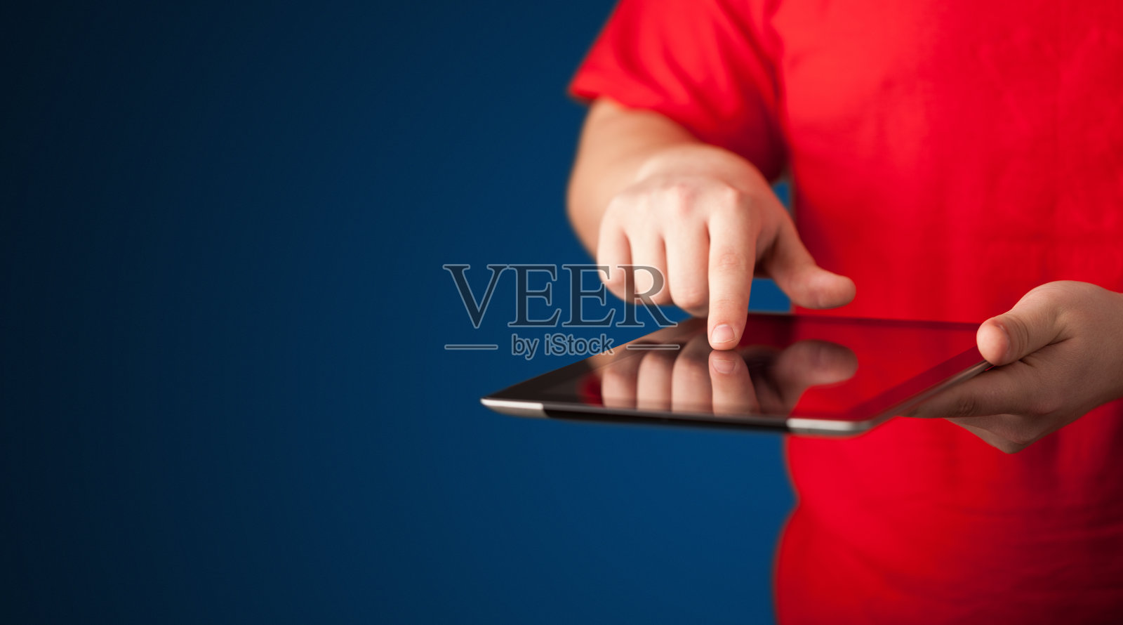 近距离的手持数字触摸板平板设备照片摄影图片