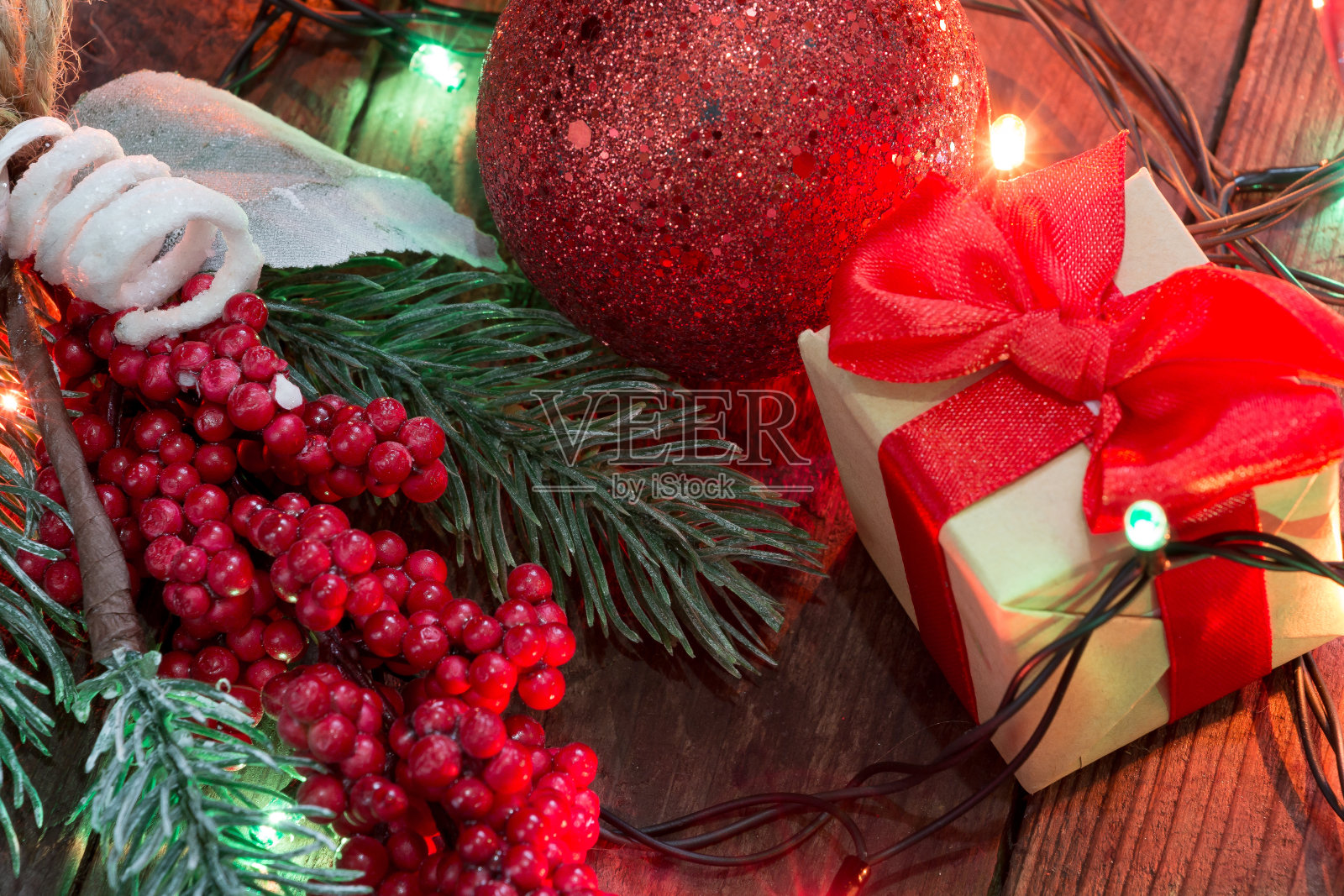 圣诞贺卡。深色木桌上装饰着漂亮的装饰物，是节日的装饰品。照片摄影图片