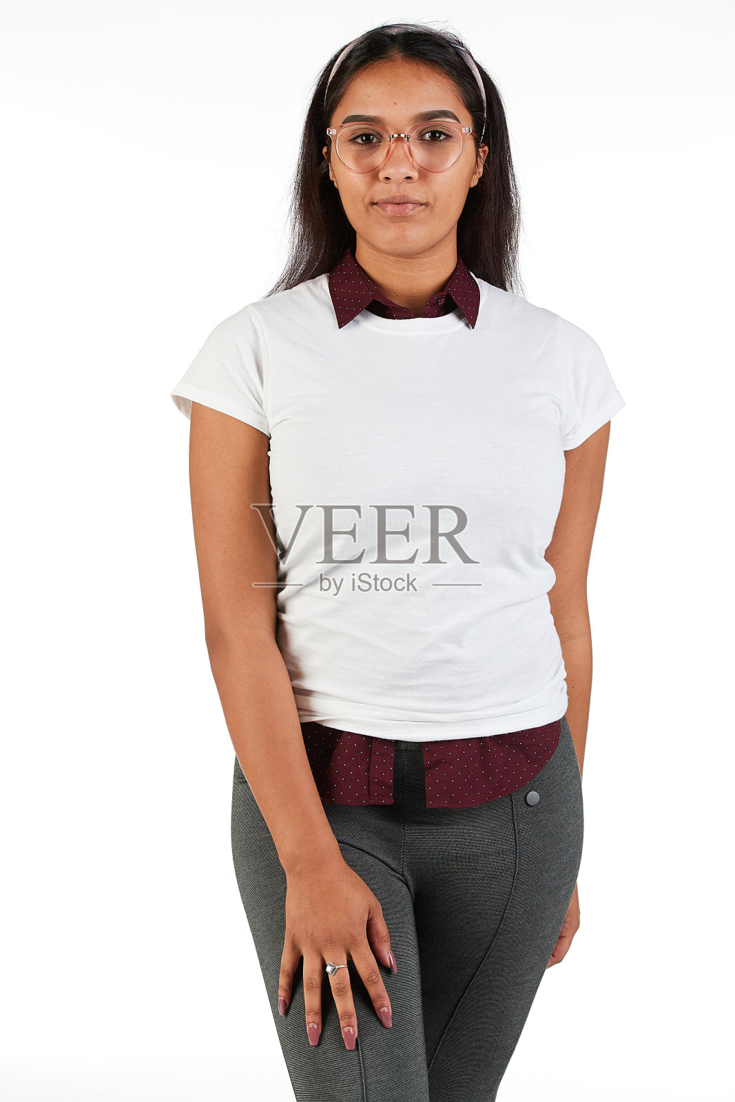 戴着书呆子眼镜的t恤模特微笑着望向远方照片摄影图片