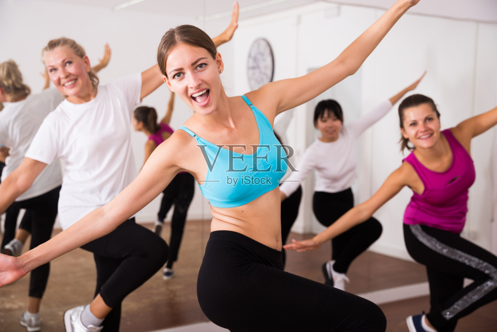 快乐的不同年龄的妇女在舞蹈课上学习摇摆舞步照片摄影图片