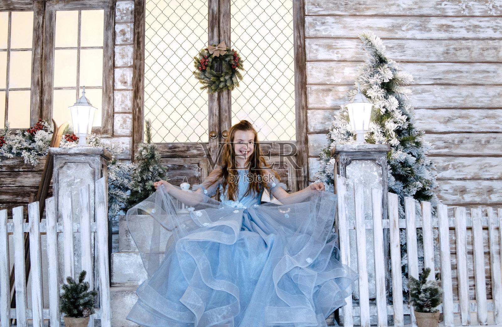 激动的女孩在平安夜等待客人照片摄影图片