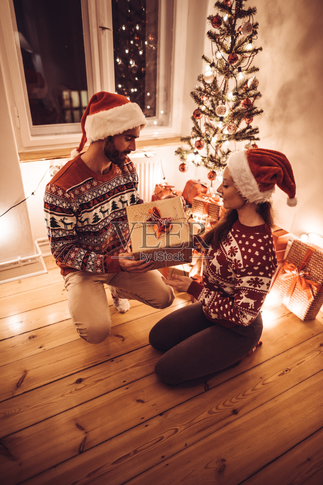 朋友们在圣诞节交换礼物照片摄影图片