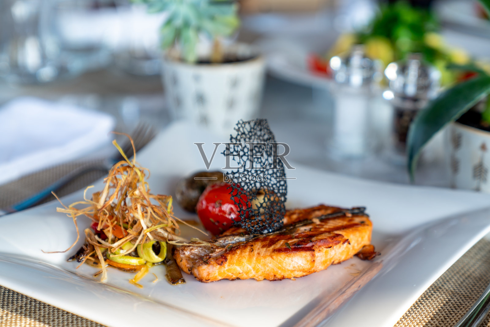美味的烤鲑鱼可以在优雅的餐厅或酒店里享用照片摄影图片