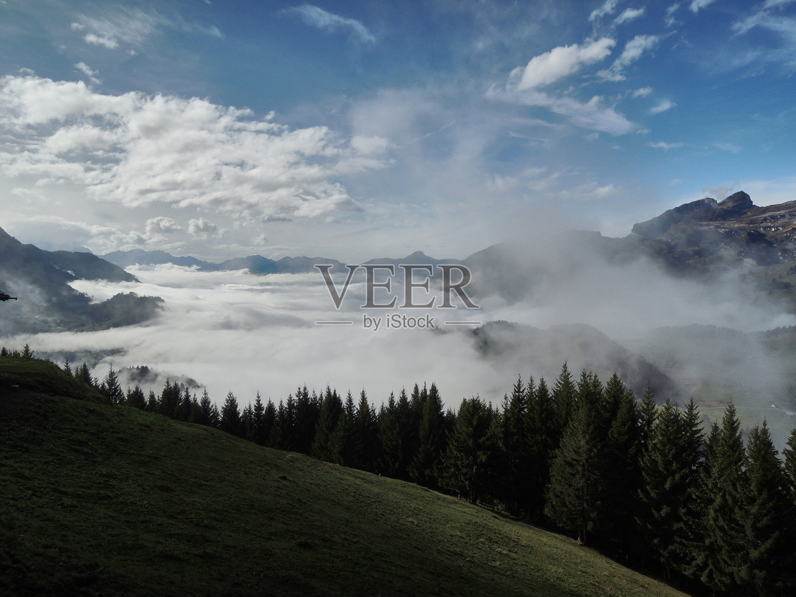 从瑞士伯尔尼斯阿尔卑斯山脉的苔藓山坳看云谷照片摄影图片