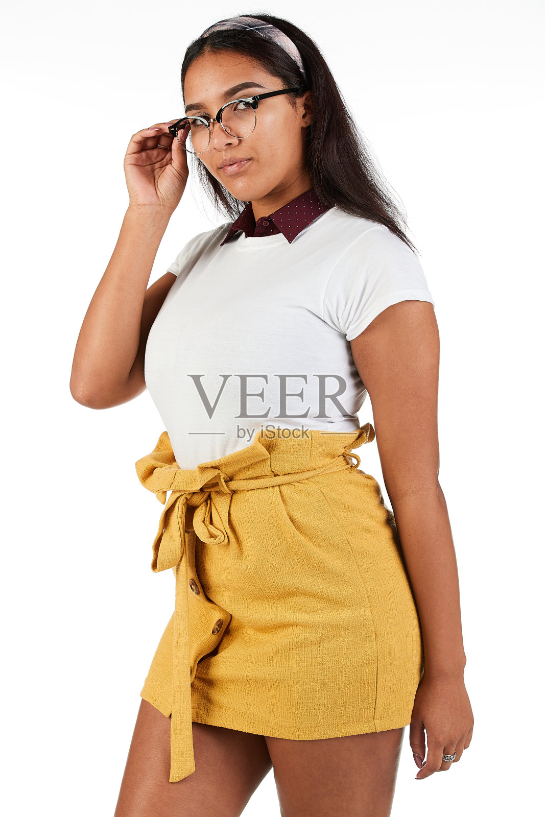 戴着书呆子眼镜的t恤模特微笑着望向远方照片摄影图片