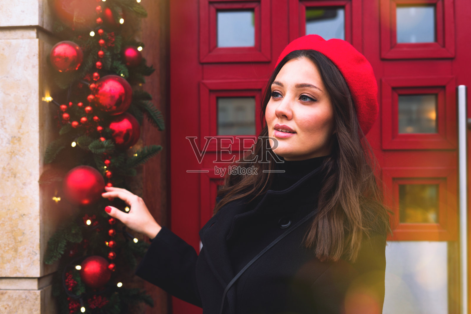 圣诞装饰品背景上的女孩。照片摄影图片