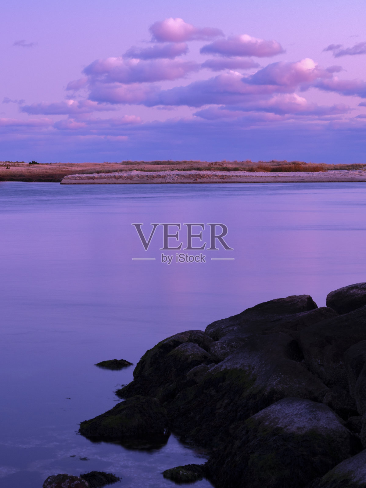 太阳落山后，科德角Cotuit海滩上的云朵升起照片摄影图片