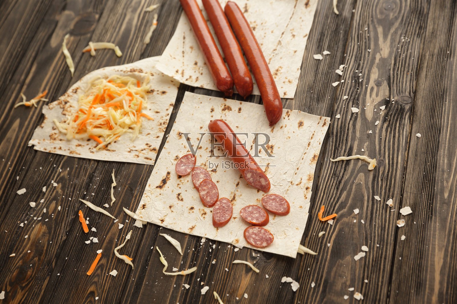 制作墨西哥卷饼的原料，孤立在深色木质背景上照片摄影图片