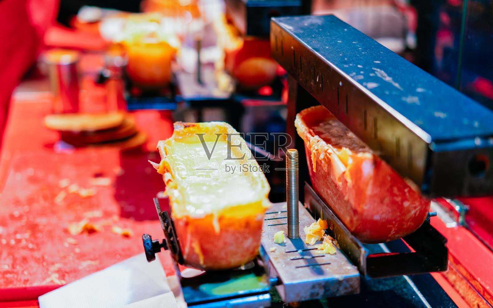 柏林宪兵队圣诞夜市的Raclette奶酪食品照片摄影图片