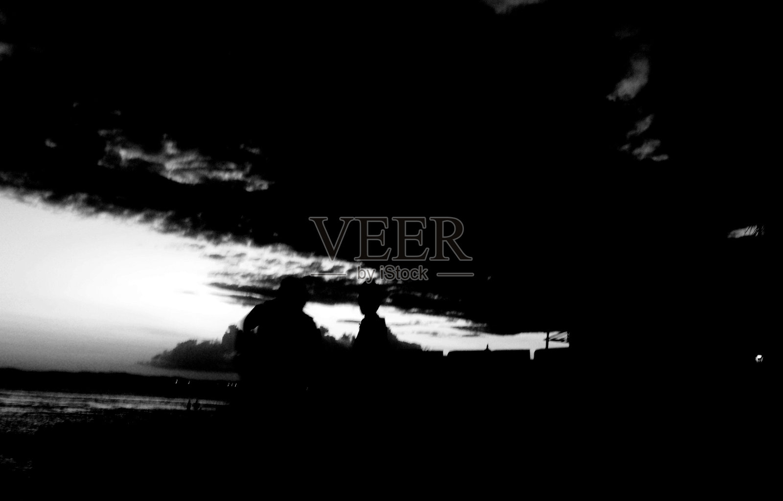 昏暗的城市黄昏景象。黑白艺术摄影的透视和不寻常的角度照片摄影图片