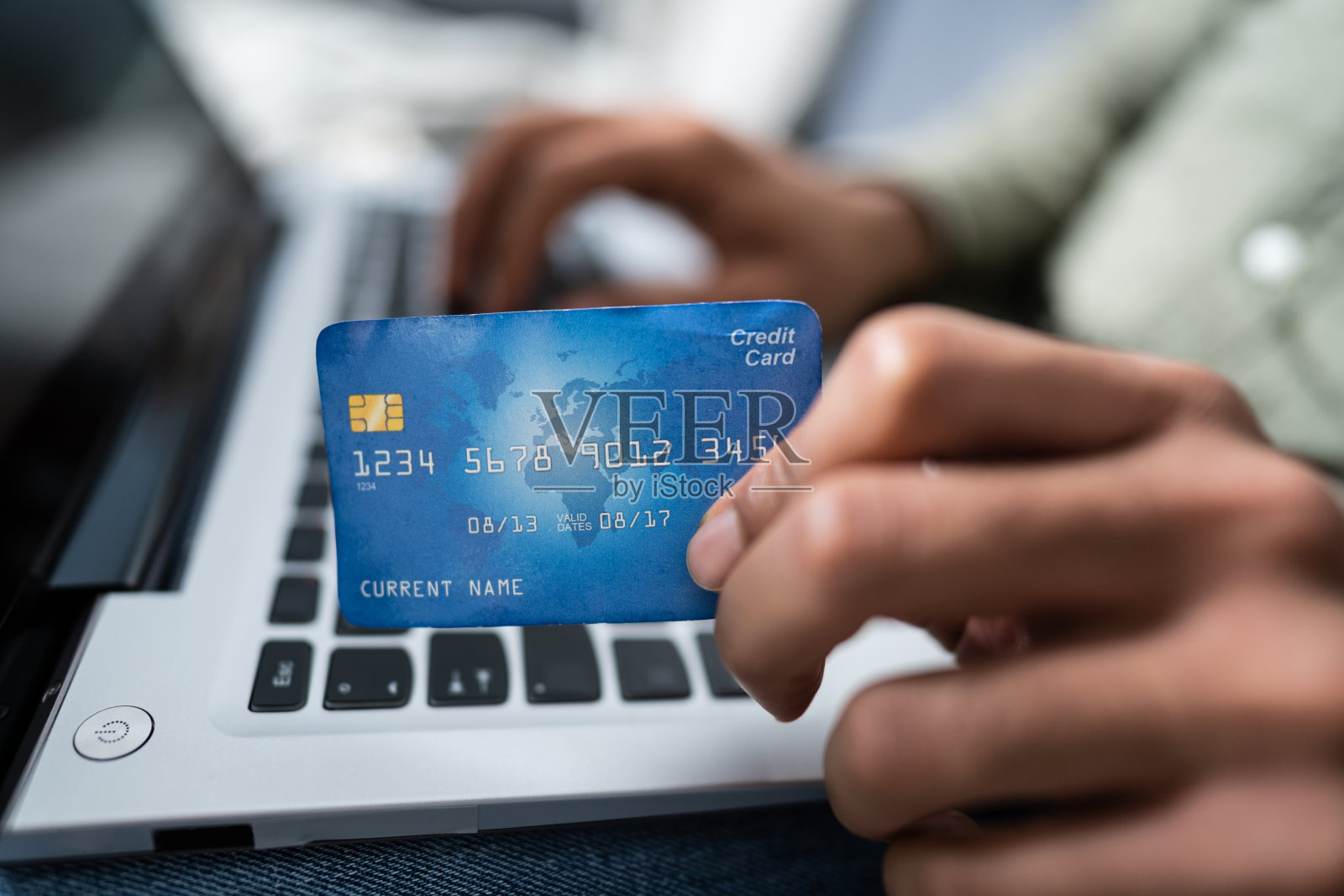 用笔记本电脑手持信用卡照片摄影图片