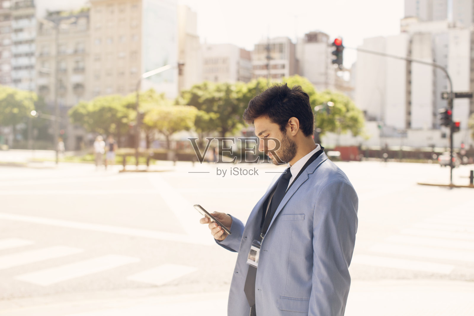 布宜诺斯艾利斯一名男子在检查手机照片摄影图片