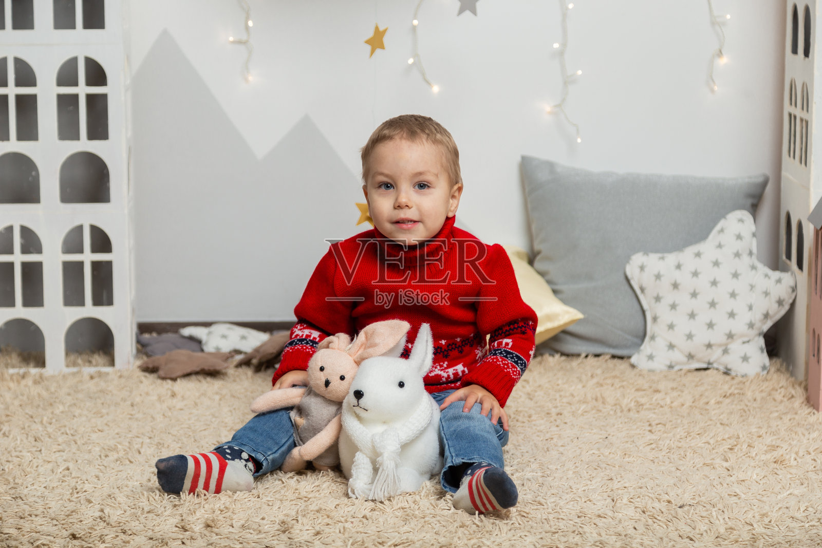 漂亮的快乐男孩在新年装饰。圣诞快乐2020照片摄影图片