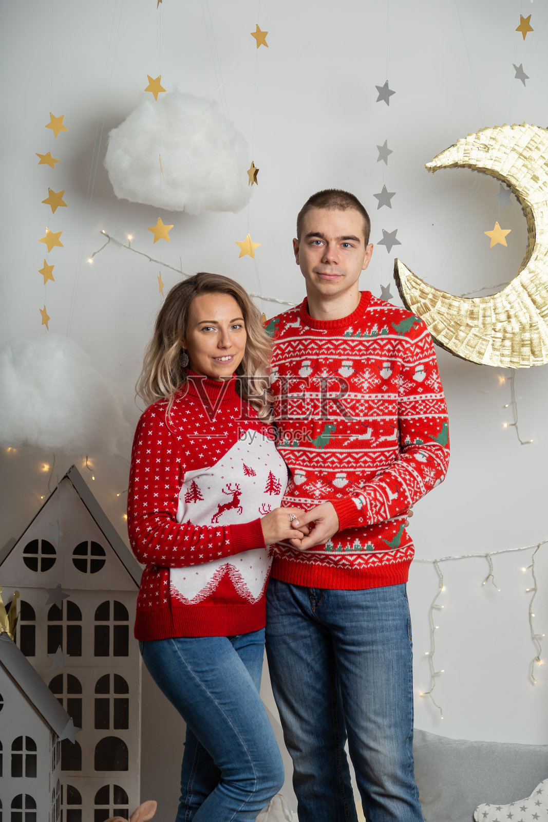 美丽幸福的情侣在圣诞装饰为圣诞夜。圣诞快乐2020照片摄影图片