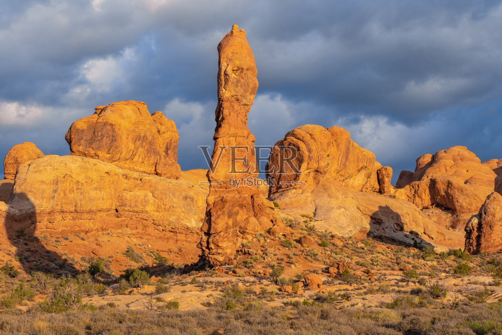 公园大道徒步小径，拱门国家公园，毗邻科罗拉多河，摩押，美国犹他州照片摄影图片