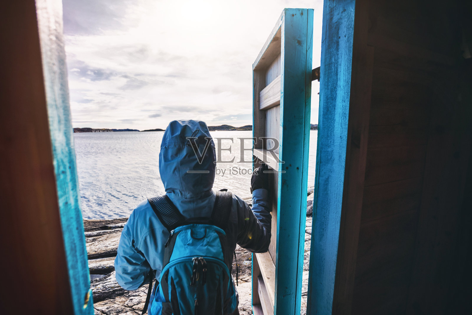 女人的户外探险:走出小木屋照片摄影图片