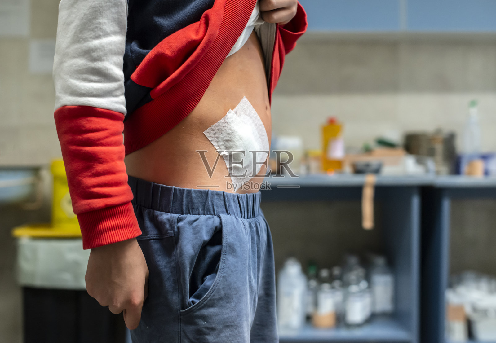 一个少年在医院里手术伤口的概念。照片摄影图片