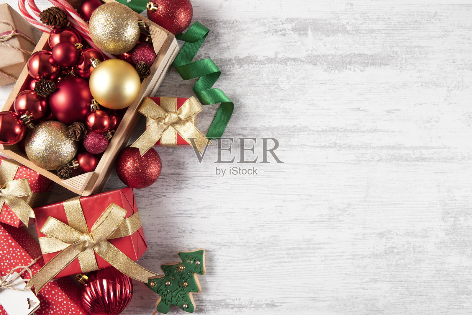 圣诞礼物盒子和装饰品在白色木制桌子上照片摄影图片