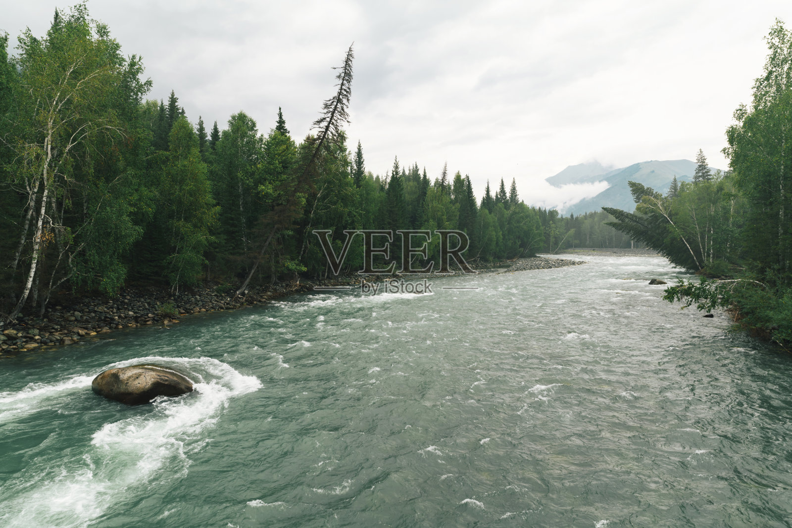 新疆，河姆河下雨照片摄影图片