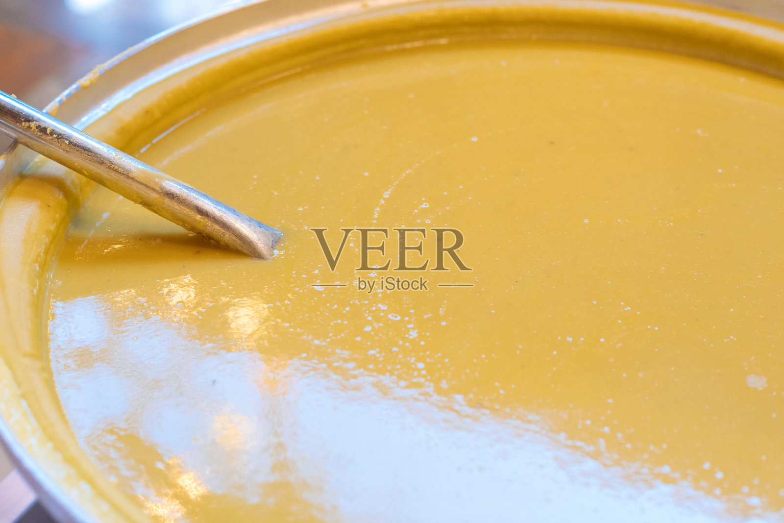 奶油蔬菜扁豆汤在锅炉。照片摄影图片