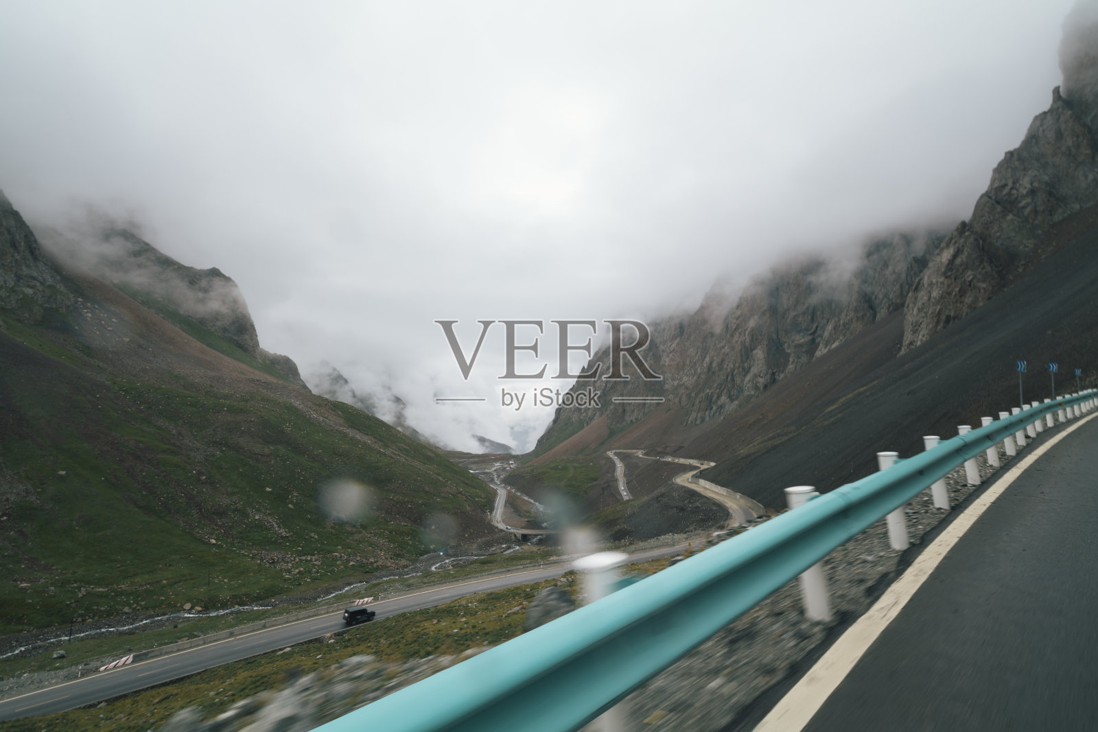 在新疆独库公路上的自驾游照片摄影图片