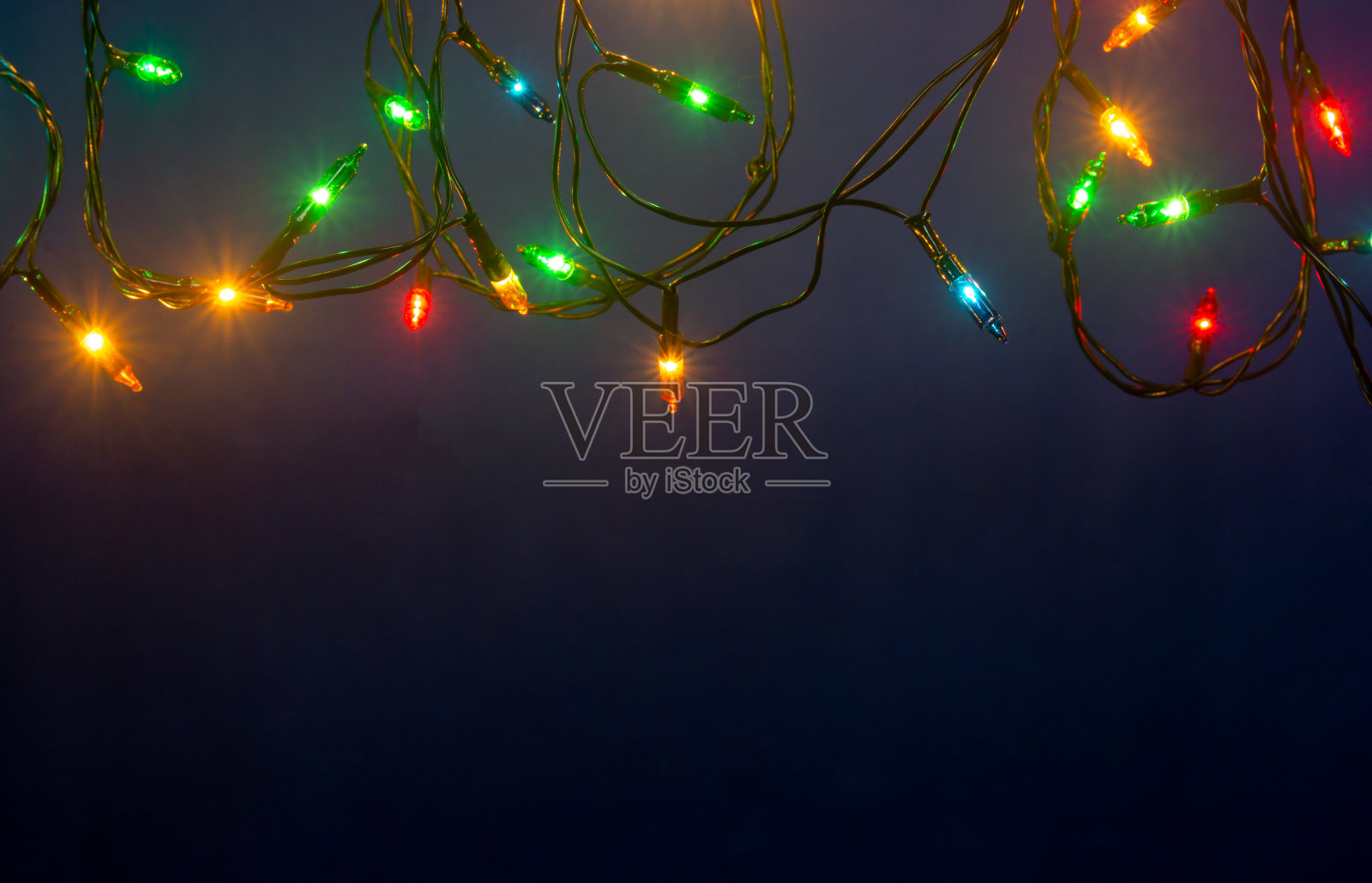 圣诞灯在蓝色背景与拷贝空间照片摄影图片