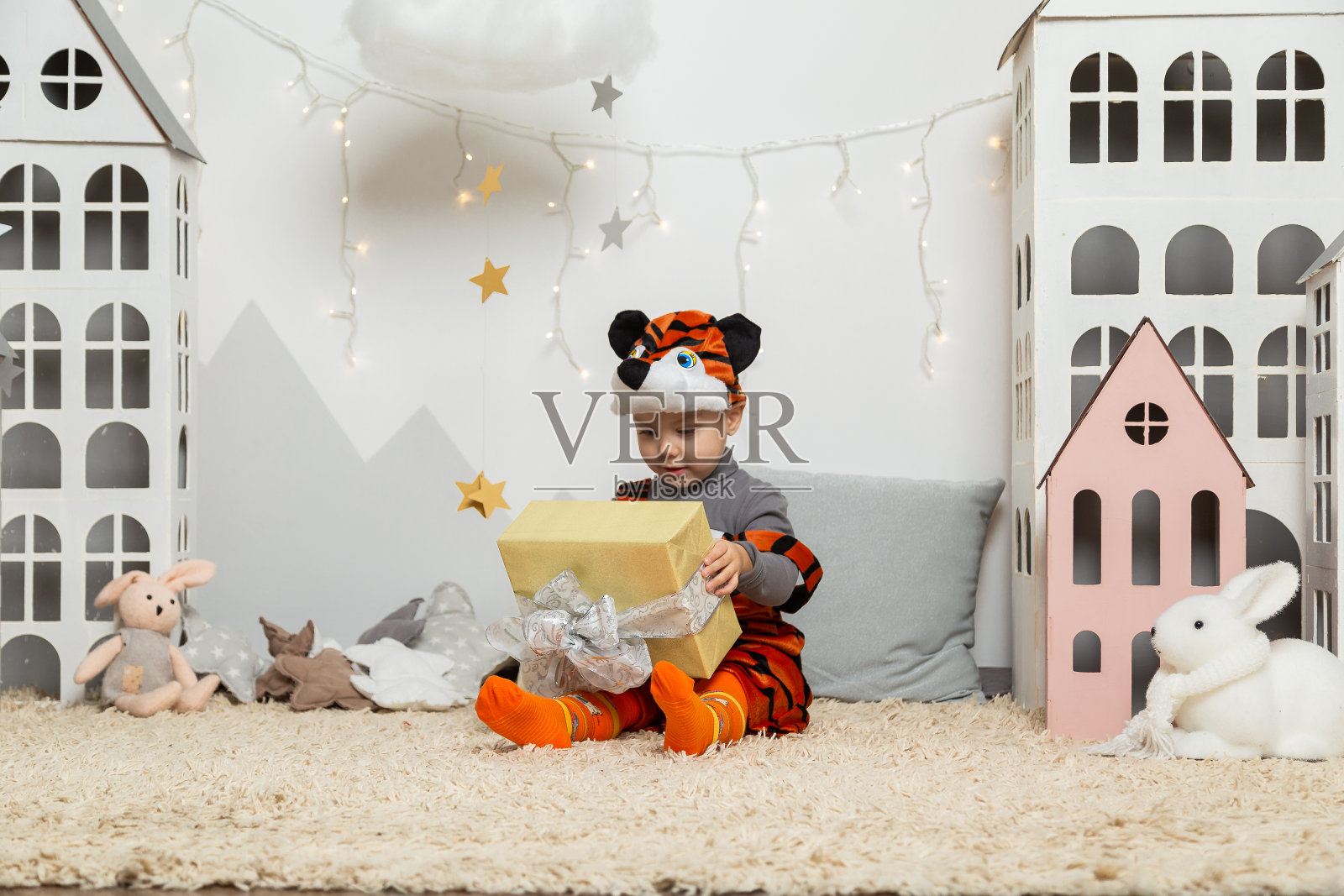 穿着西装的快乐男孩在新年装饰中，圣诞快乐2020照片摄影图片