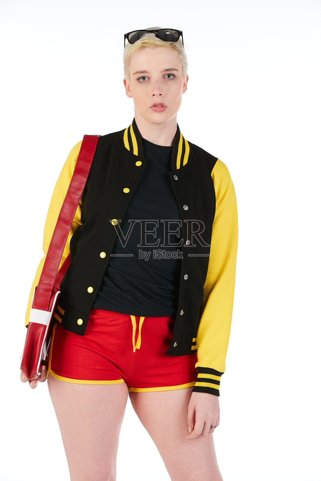 复古风格的运动模特穿着一件黑色的t恤和运动短裤，搭配一顶棒球帽照片摄影图片