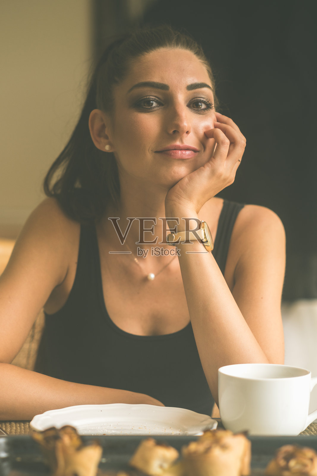 喝咖啡的黑发美女照片摄影图片