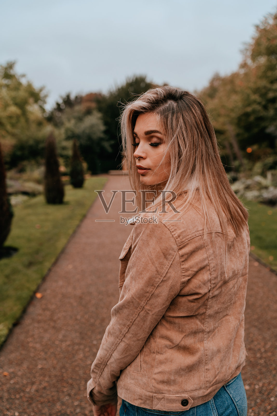 肖像迷人的年轻女子与金发，街头风格照片摄影图片