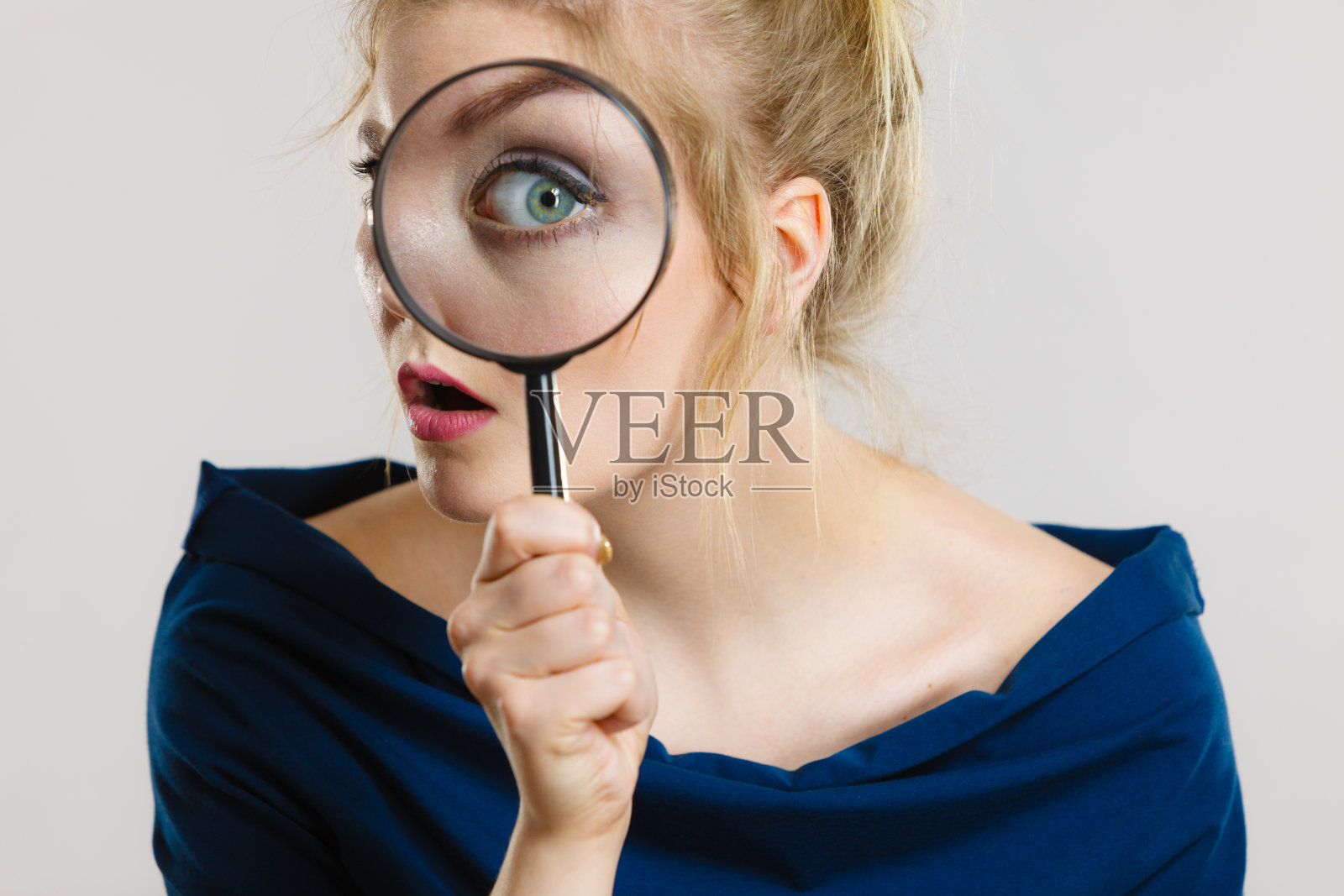 拿着放大镜的女人在调查照片摄影图片