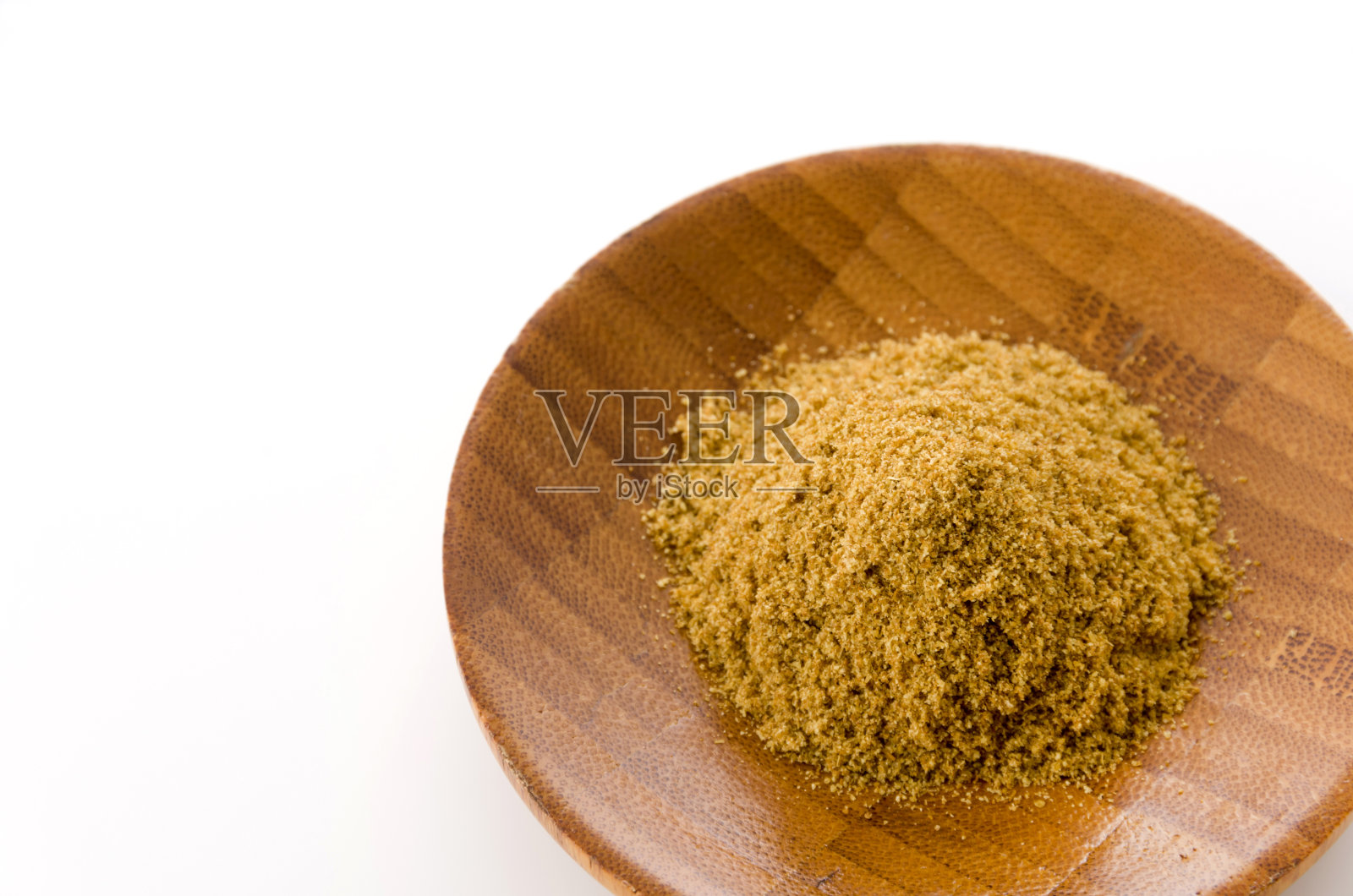 小茴香粉木质小盘，白色背景照片摄影图片