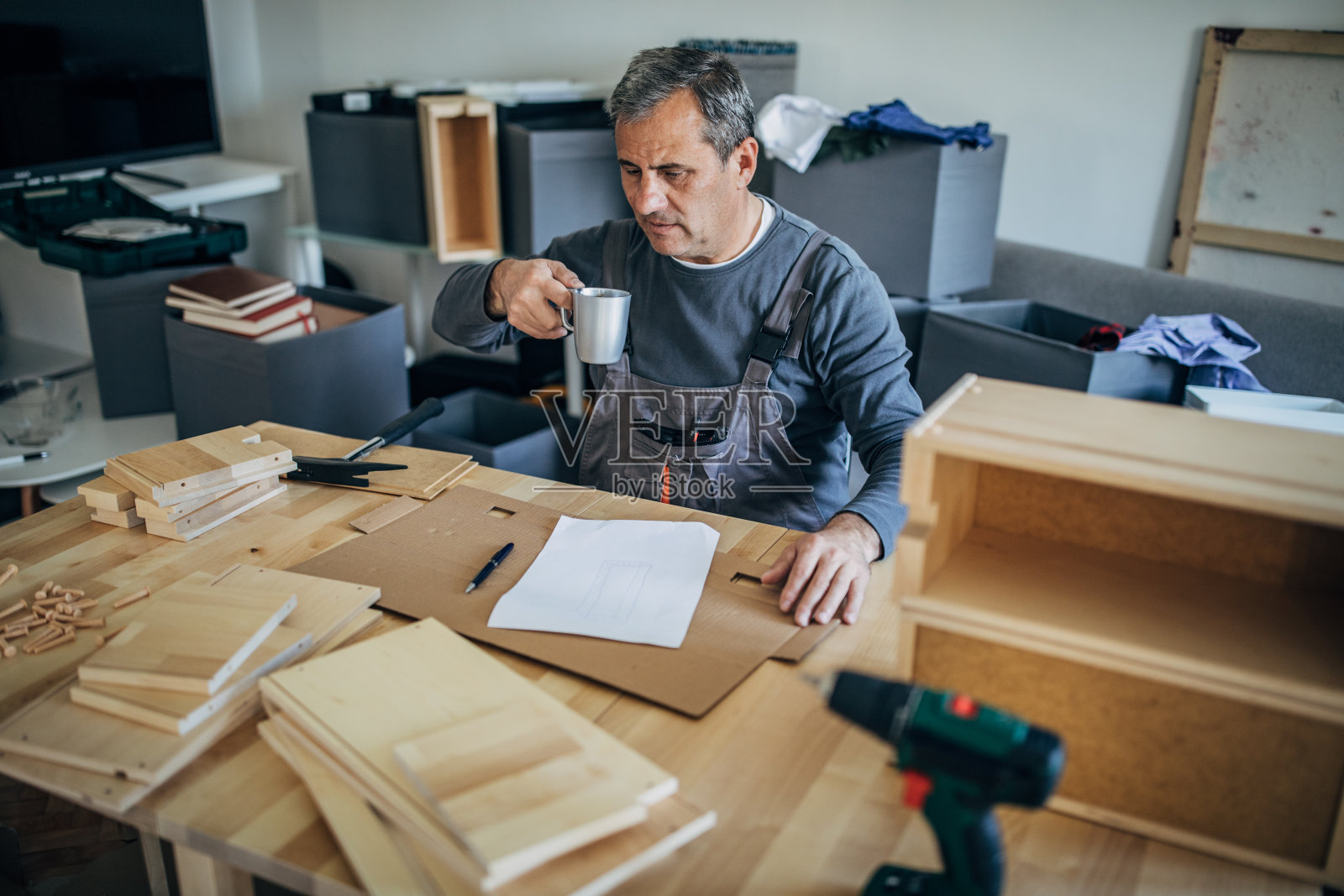 老木匠正在喝咖啡照片摄影图片