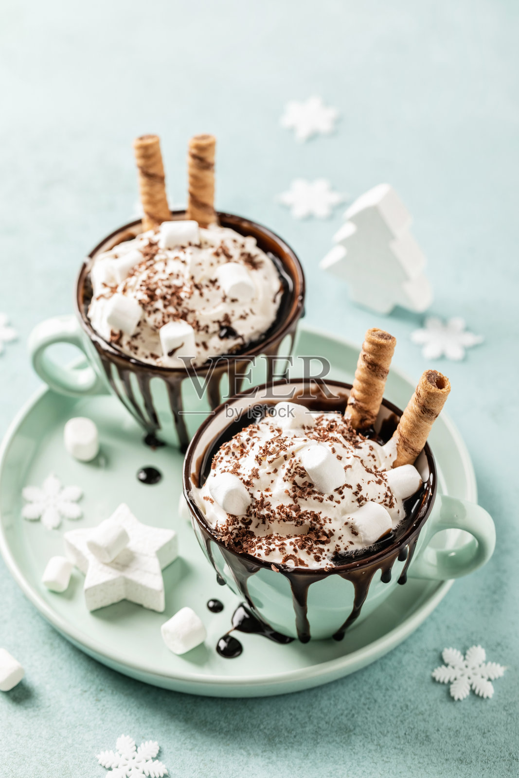 热巧克力节日甜点配鲜奶油或冰淇淋照片摄影图片