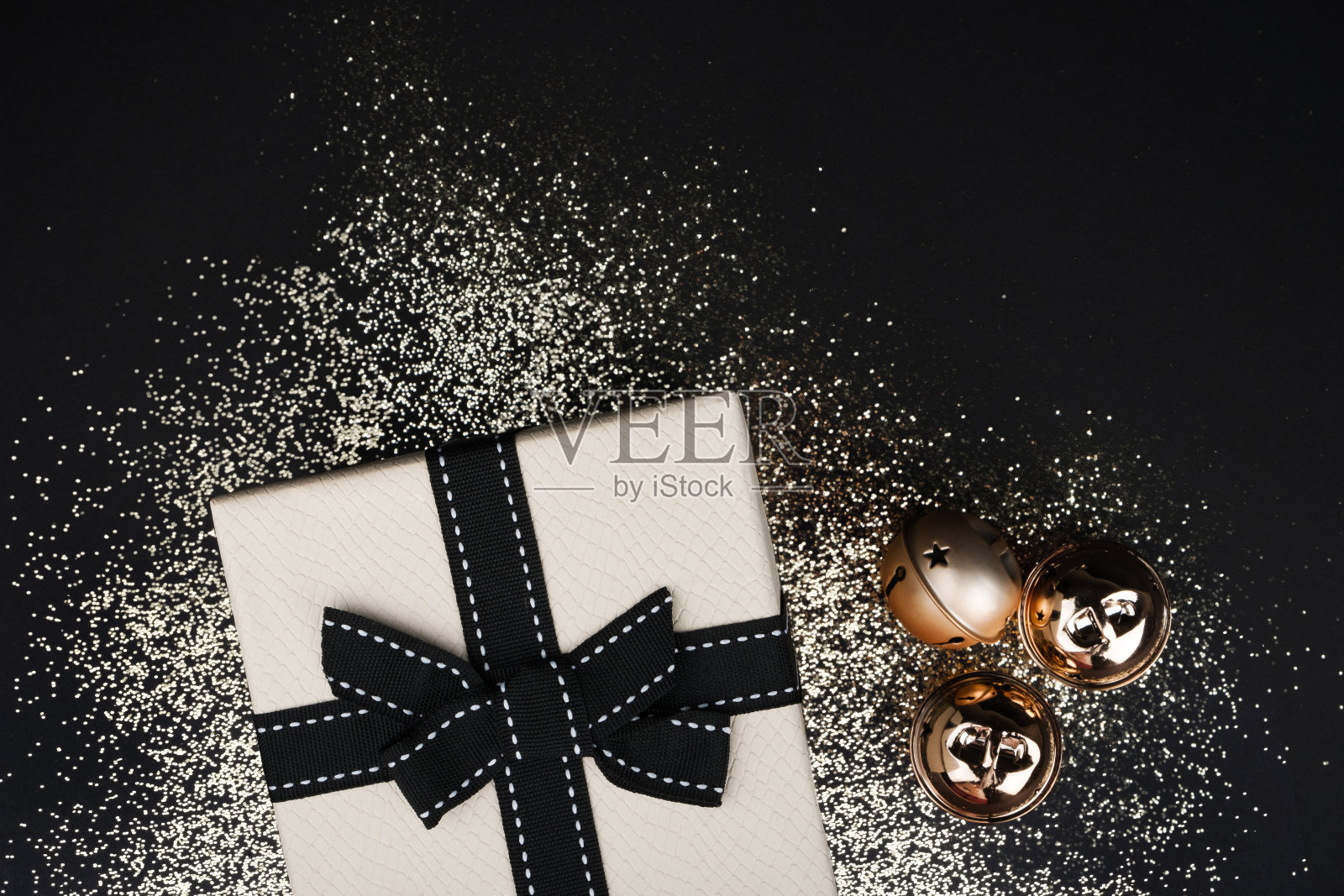 圣诞玩具，有铃铛和礼盒照片摄影图片