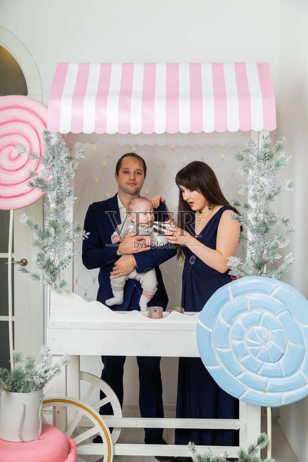 美丽幸福三家三口除夕。2020年圣诞会议照片摄影图片