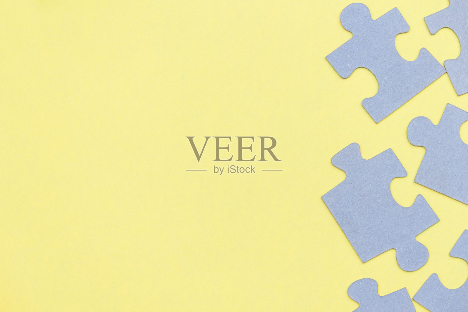 黄色背景上的拼图。前视图。副本的空间。照片摄影图片