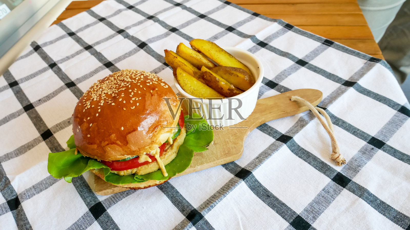 餐馆里的肉汉堡照片摄影图片
