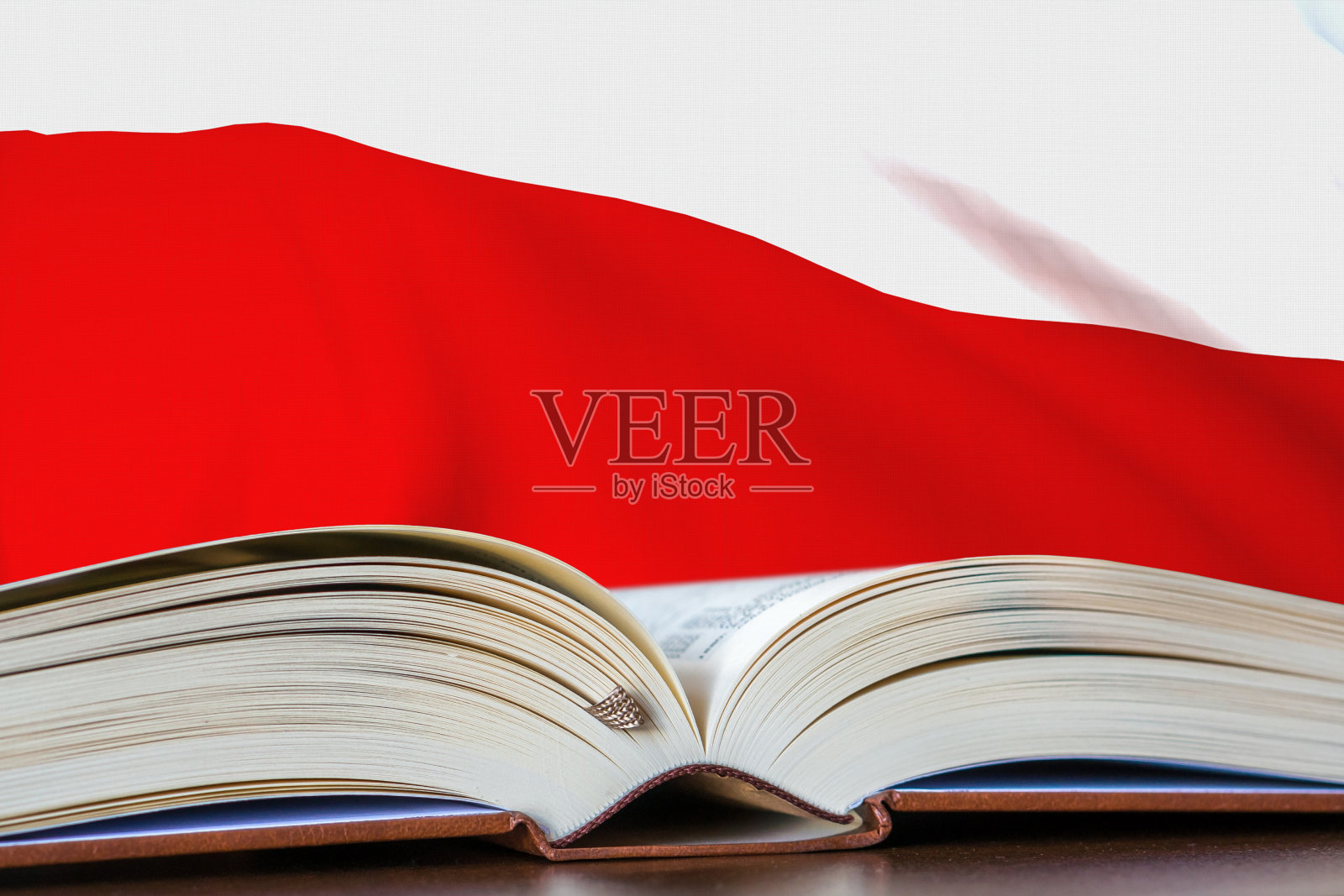 教育在波兰。打开书和国旗的背景。照片摄影图片