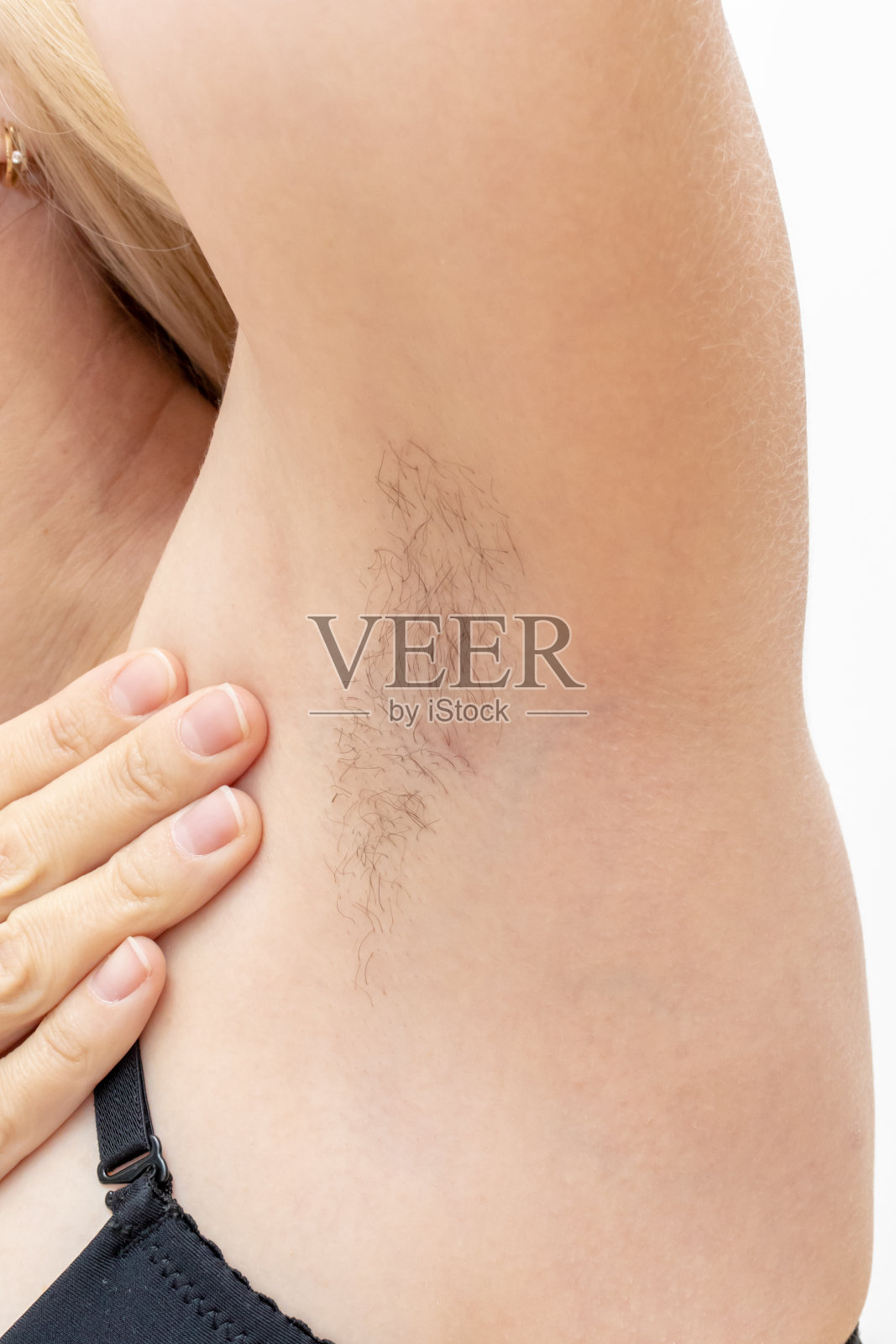 毛未剃anderarms，腋窝一个白人妇女的近距离照片摄影图片