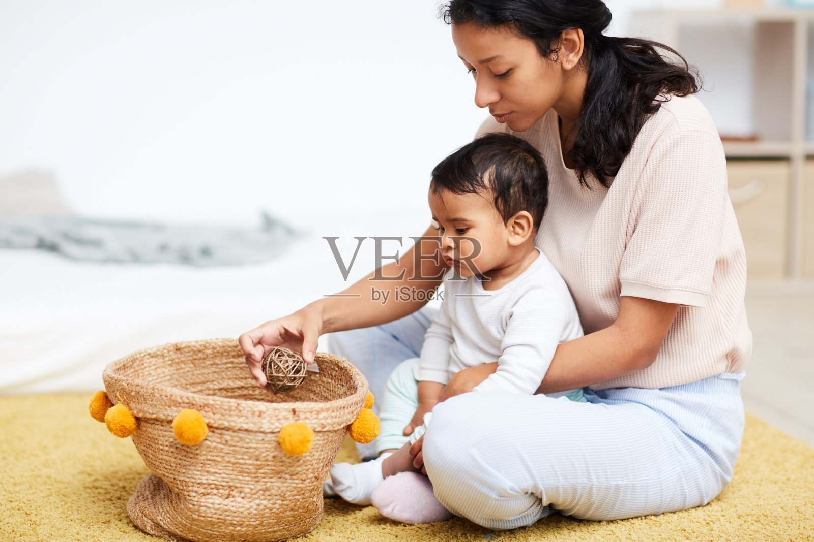 母亲与孩子玩耍照片摄影图片