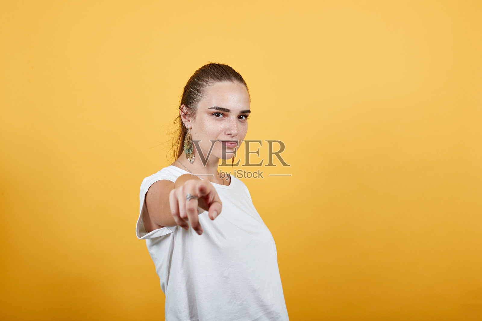 女孩指着一个特别关心工作的人照片摄影图片