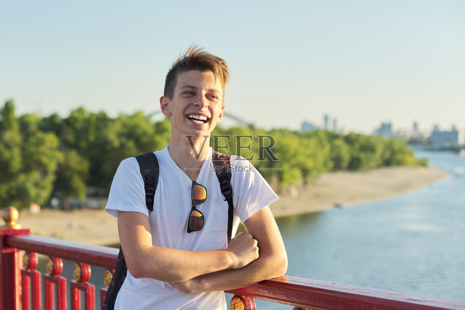 户外肖像的微笑年轻男子与时尚的发型照片摄影图片