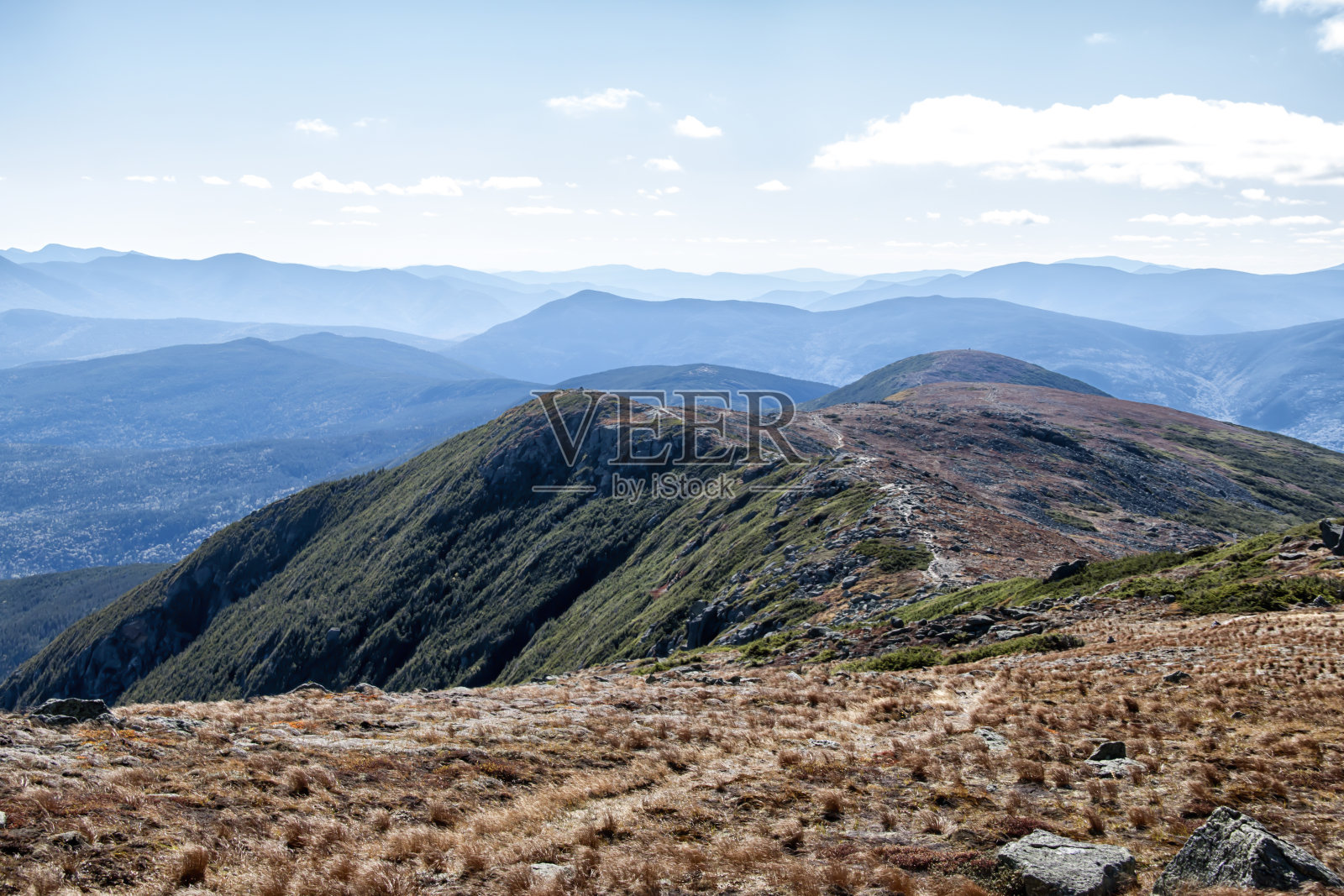 新英格兰山后的蓝天照片摄影图片